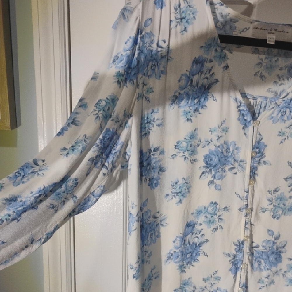 Chelsea & Theodore White and Blue Floral Blouse - Picture 5 of 9